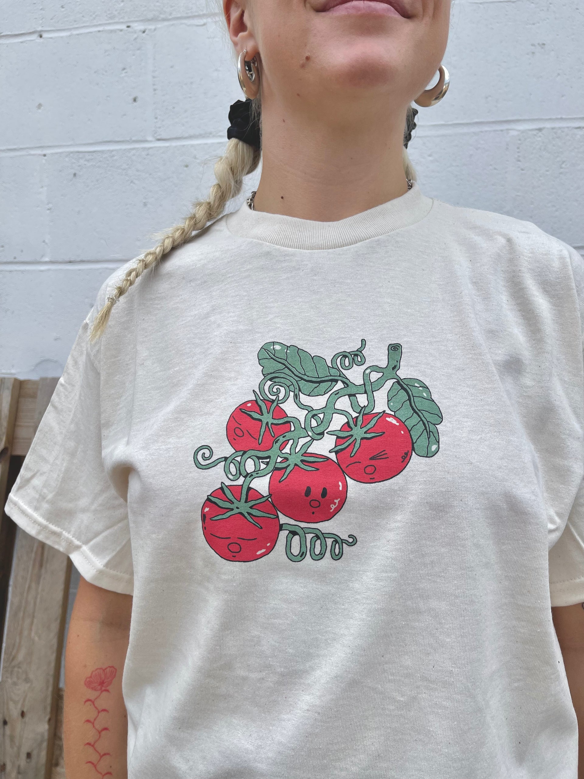 かわいいトマト【RONRON】SLICED TOMATOクロップドTシャツ Tomato Shirt Cute Tomato Gift Gardening Shirt Culinary Shirt